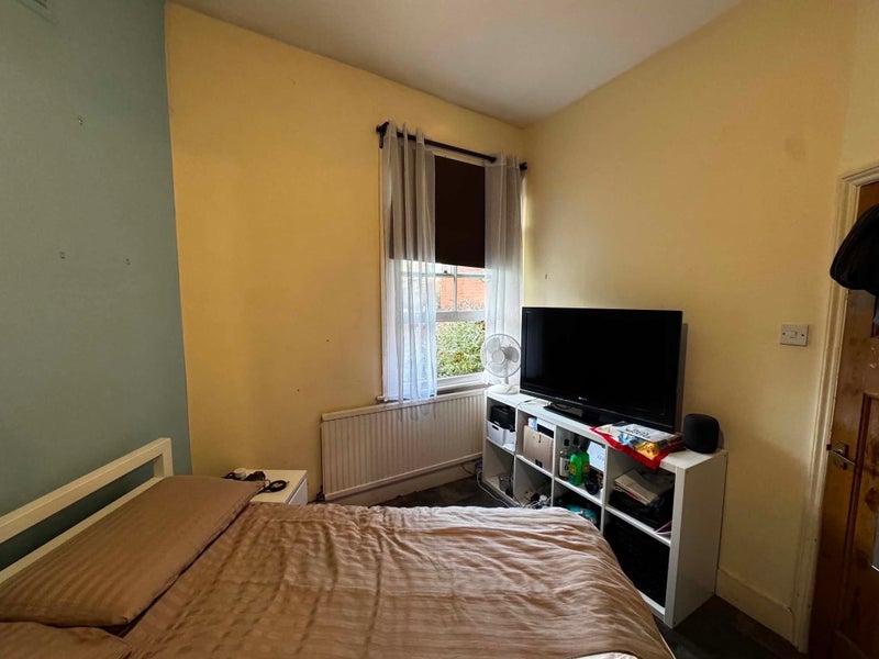Room Brathway Road in Greater London
