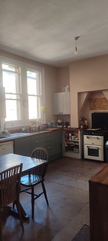 Room Thornlaw Road in Greater London