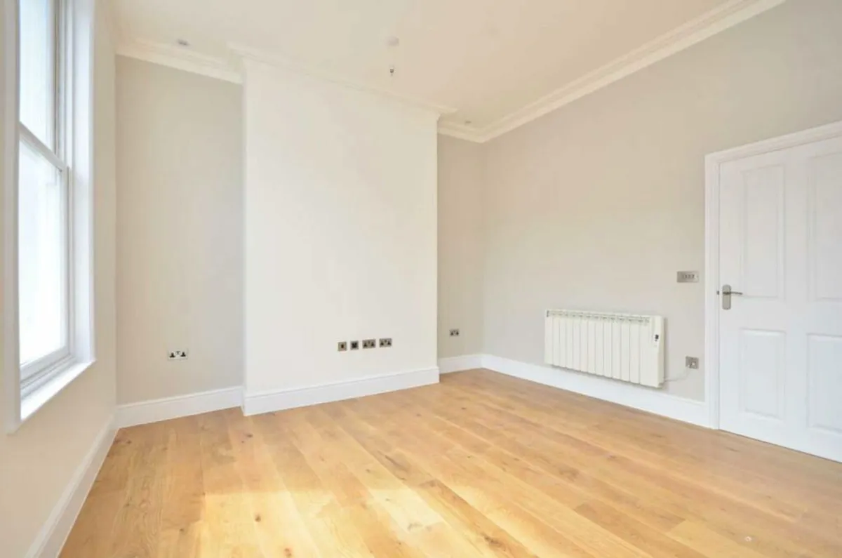 Flat Deronda Road in Greater London