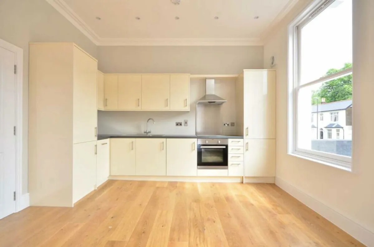 Flat Deronda Road in Greater London