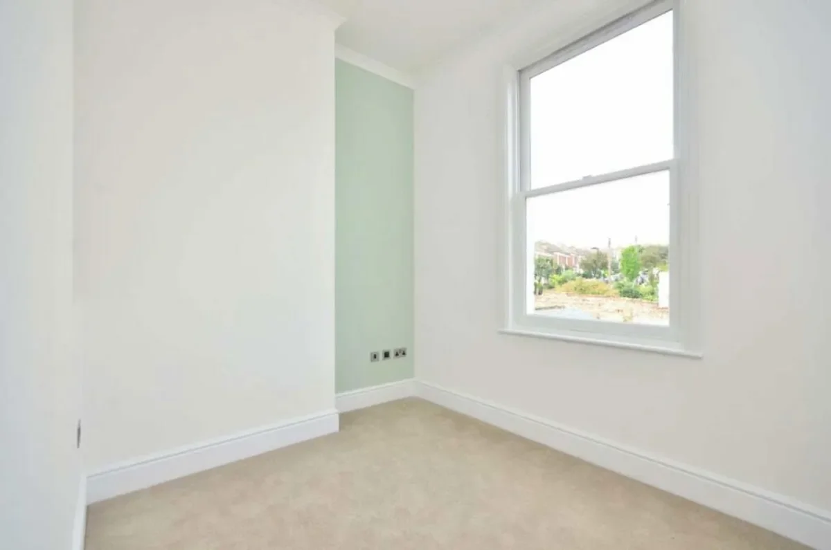 Flat Deronda Road in Greater London
