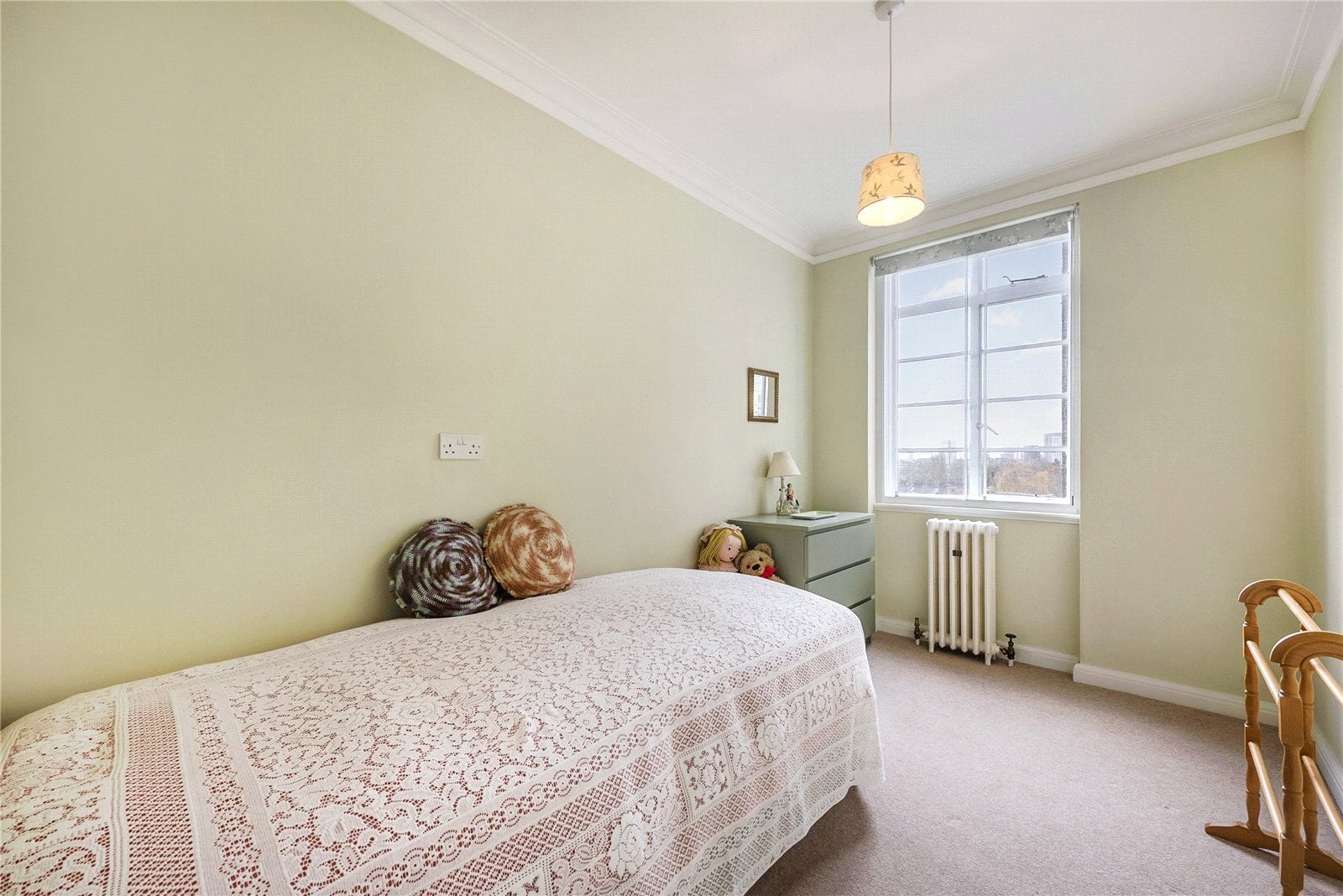 Flat College Crescent in Greater London