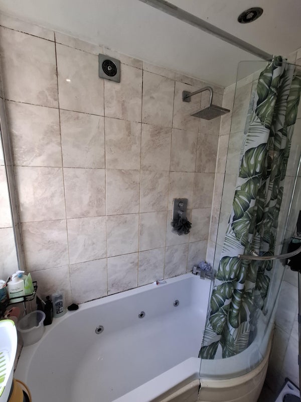 Room Leggatt Road in Greater London