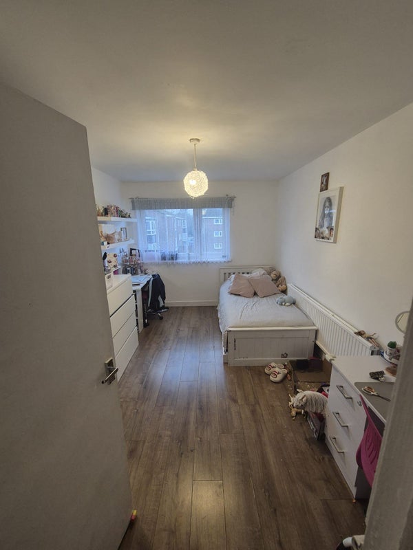 Flat Gloucester Gardens in Greater London