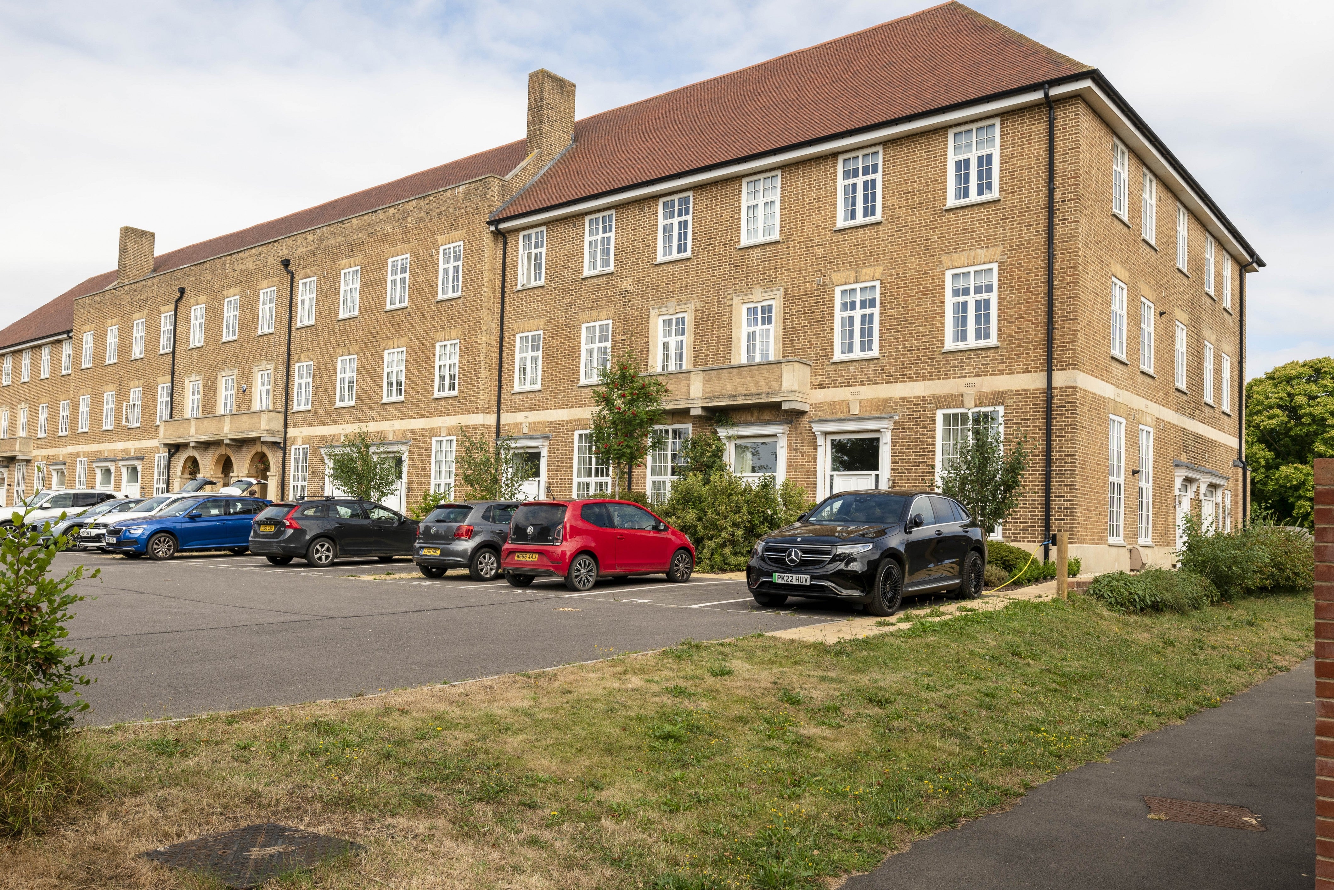 House Lutyens Court in Cotswold District