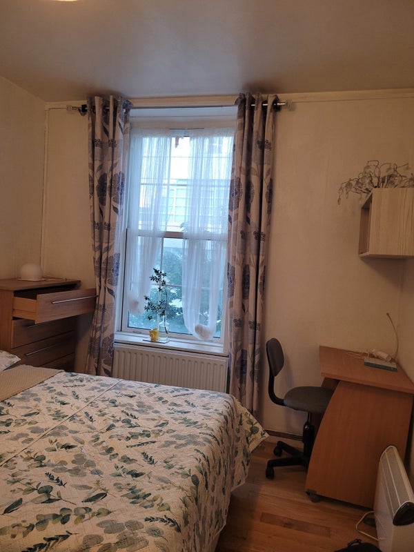 Flat Bell Lane in Greater London