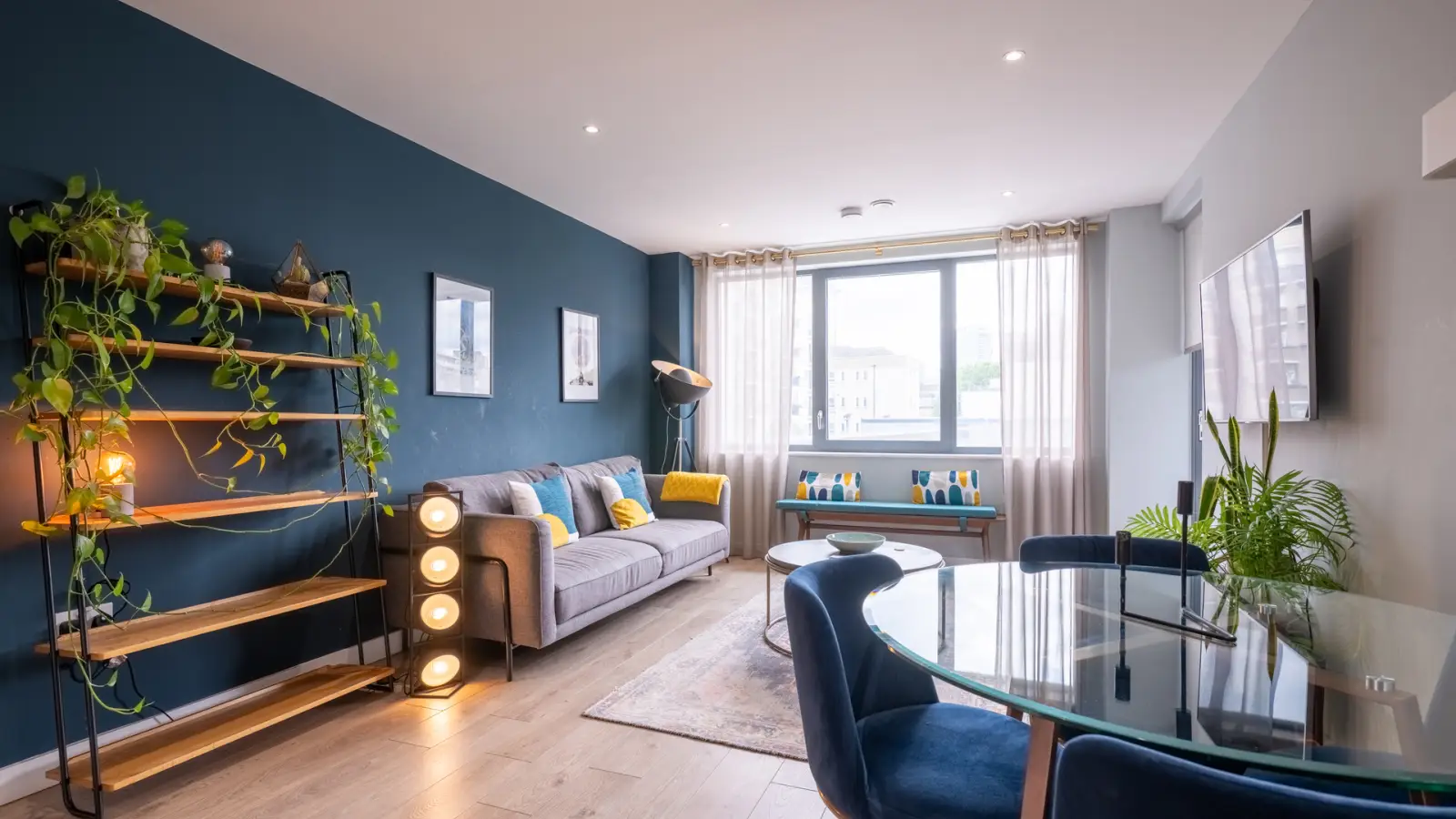 Flat Warwick Road in Greater London