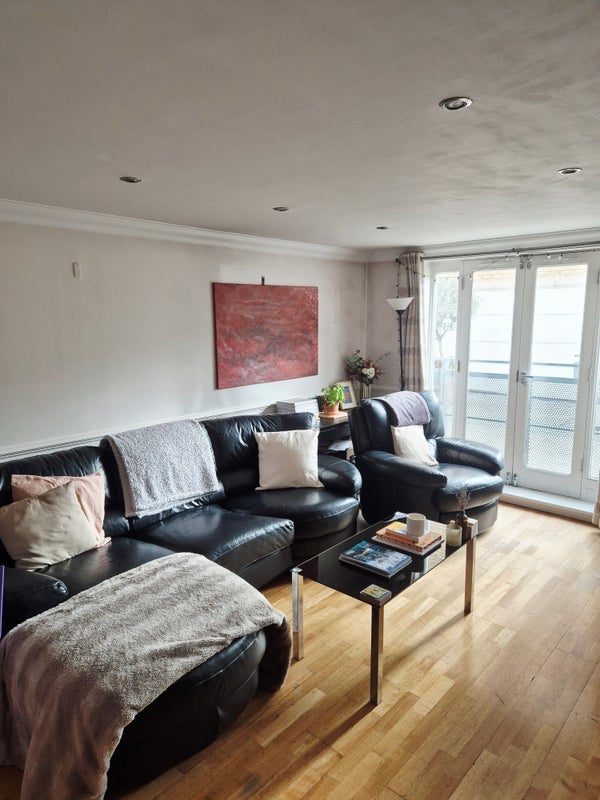 Flat Bridges Court in Greater London