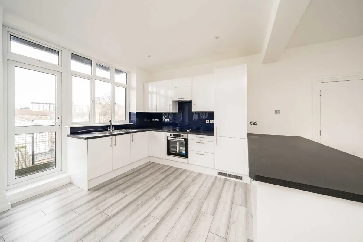 Flat Wandsworth High Street in Greater London
