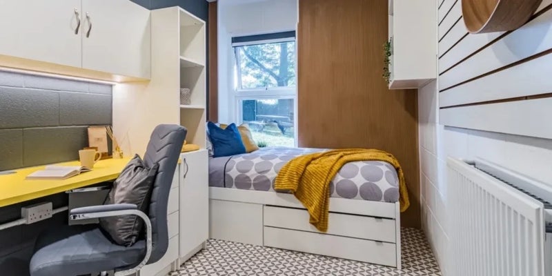 Room Station Road in Greater London