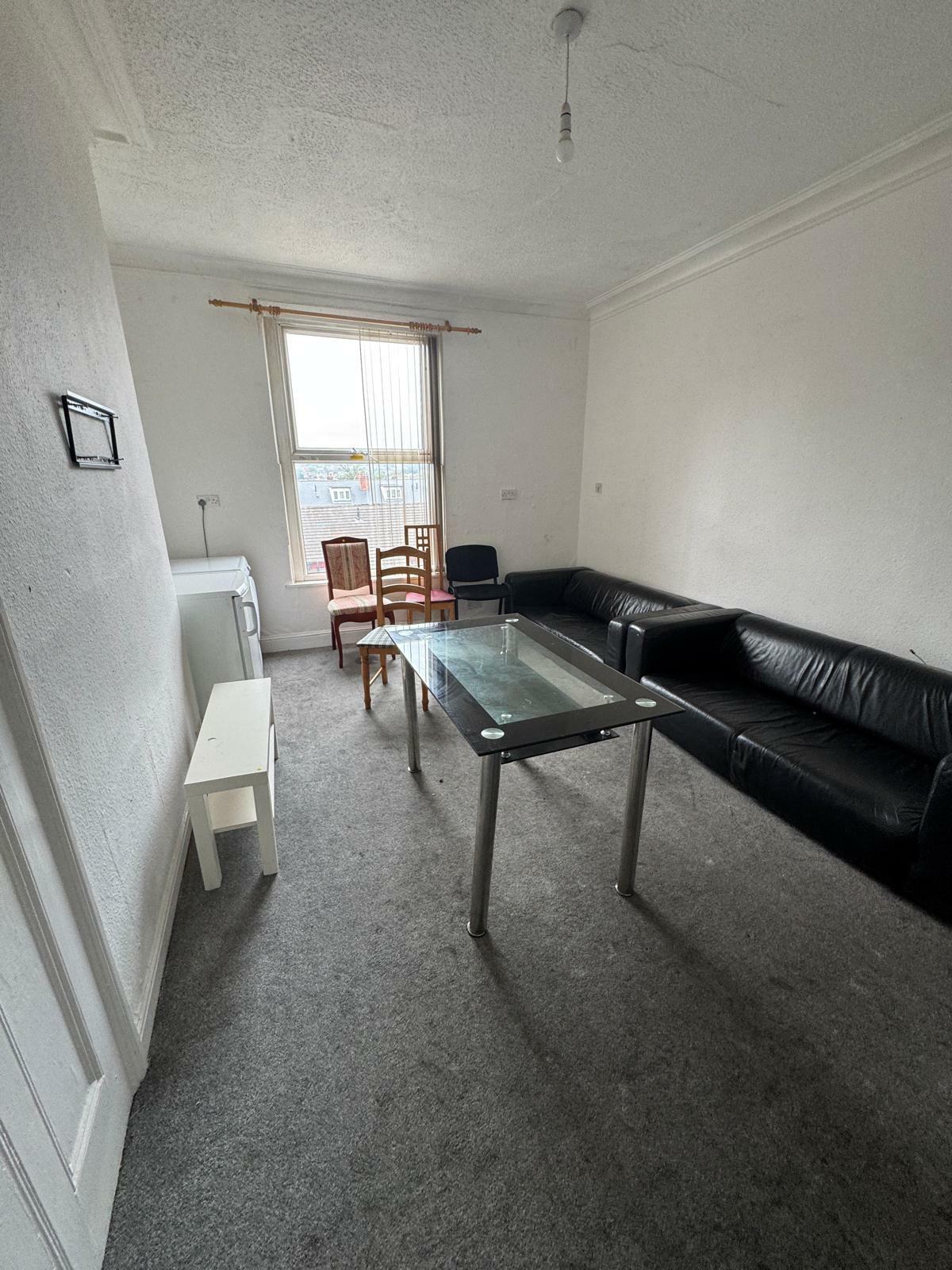 Flat Hyde Park Road in Leeds