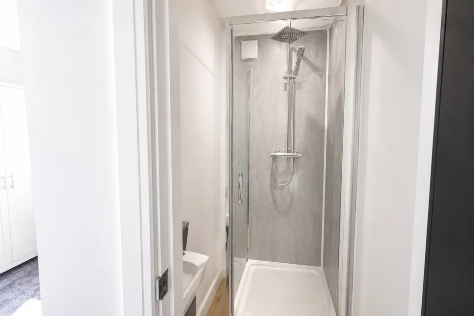 Room Whinmoor Crescent in Leeds