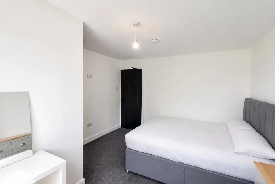 Room Whinmoor Crescent in Leeds