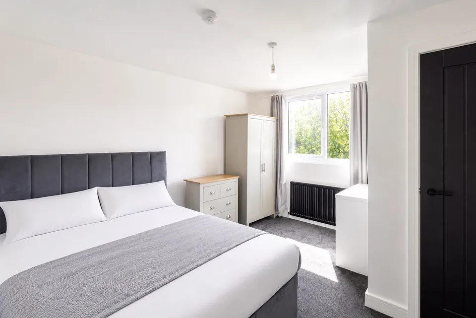 Room Whinmoor Crescent in Leeds