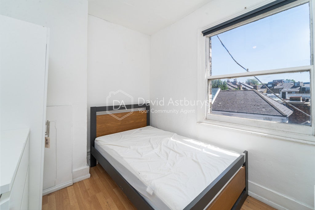 Flat Ringcroft Street in Greater London
