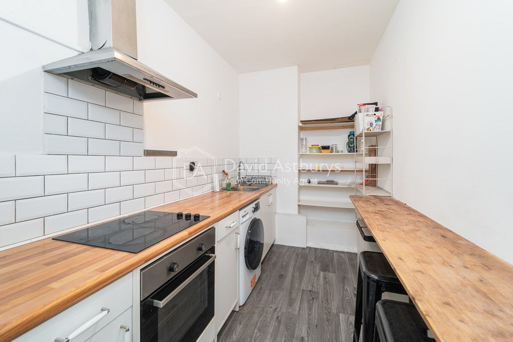 Flat Ringcroft Street in Greater London