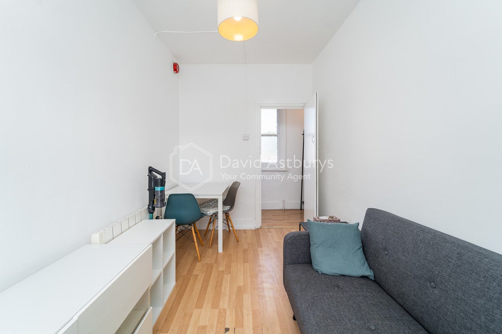 Flat Ringcroft Street in Greater London