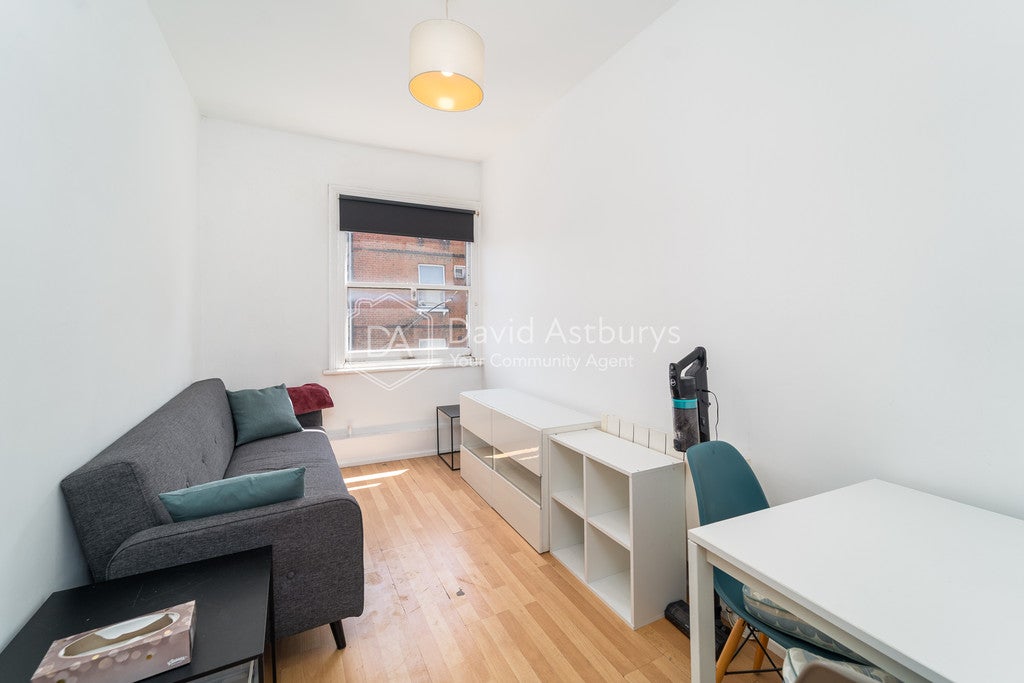 Flat Ringcroft Street in Greater London