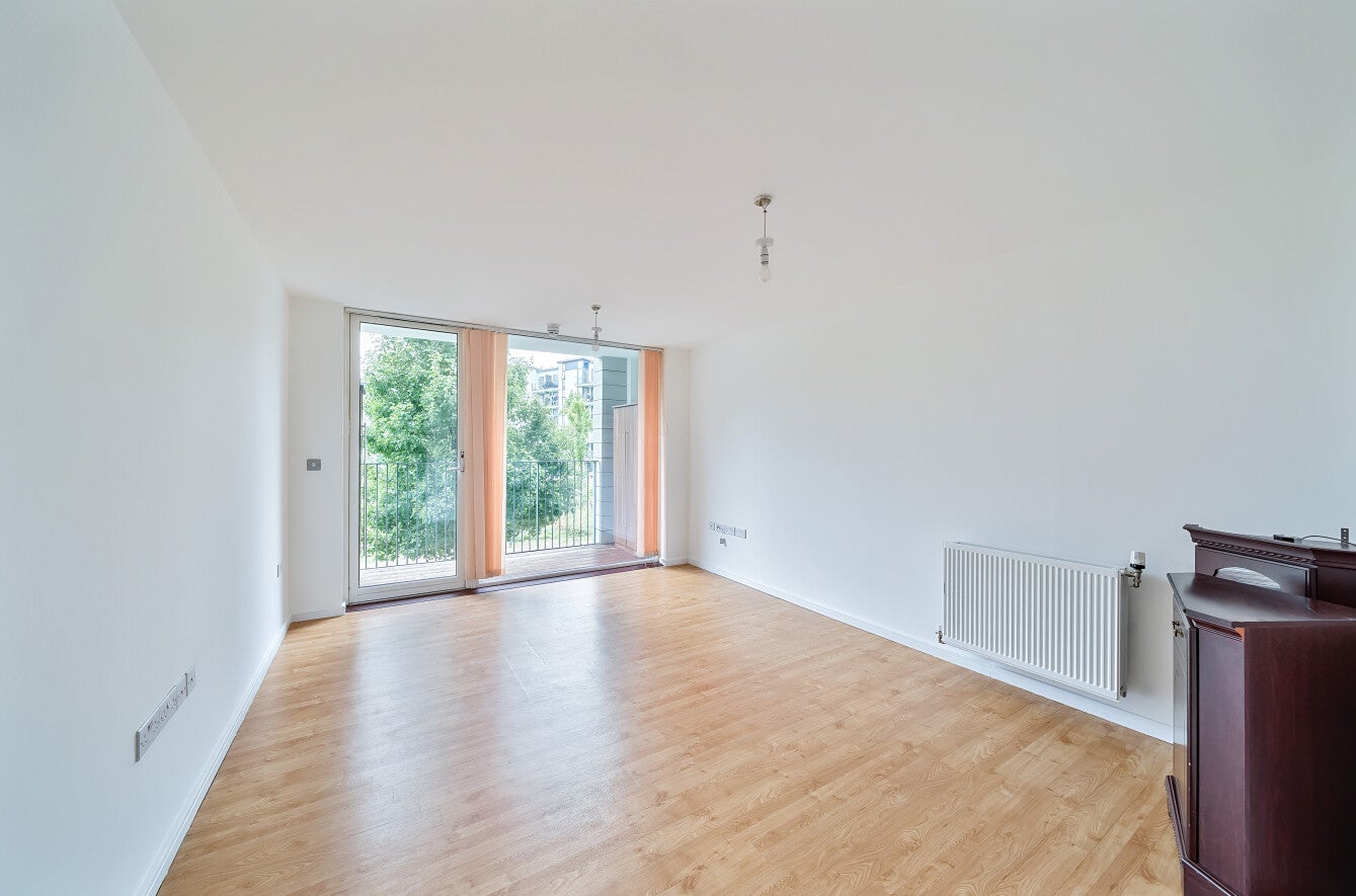 Flat Heybourne Crescent in Greater London
