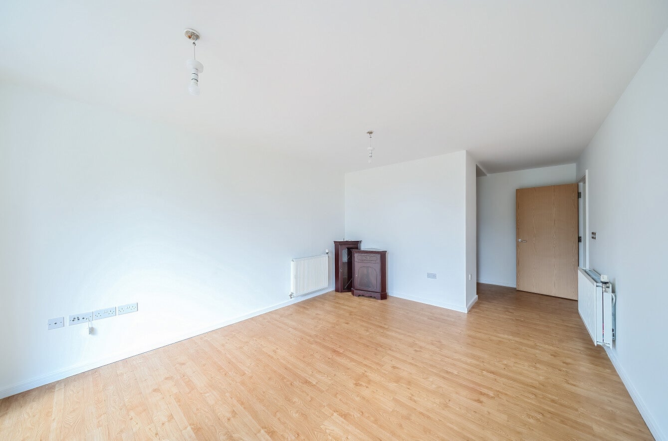 Flat Heybourne Crescent in Greater London
