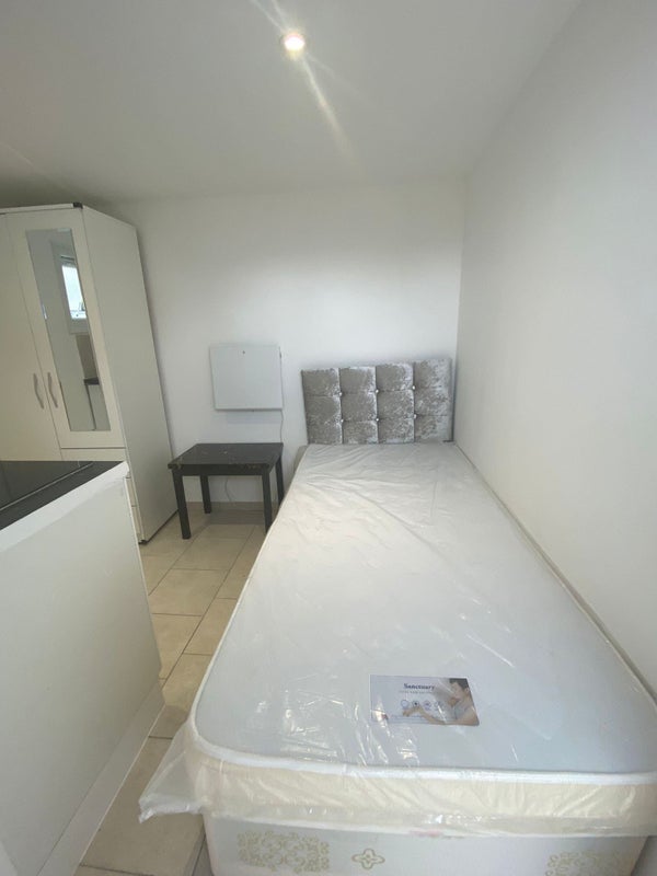 Room Windermere Road in Greater London