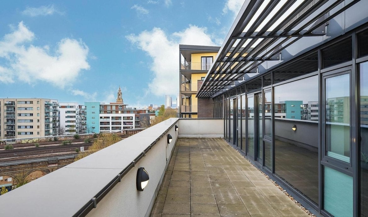 Flat Spa Road in Greater London