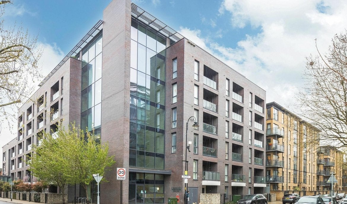 Flat Spa Road in Greater London