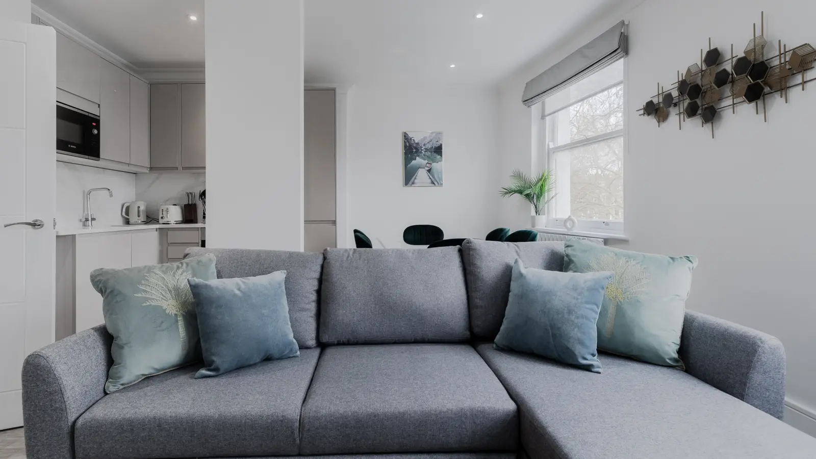 Flat Spring Street in City of Westminster