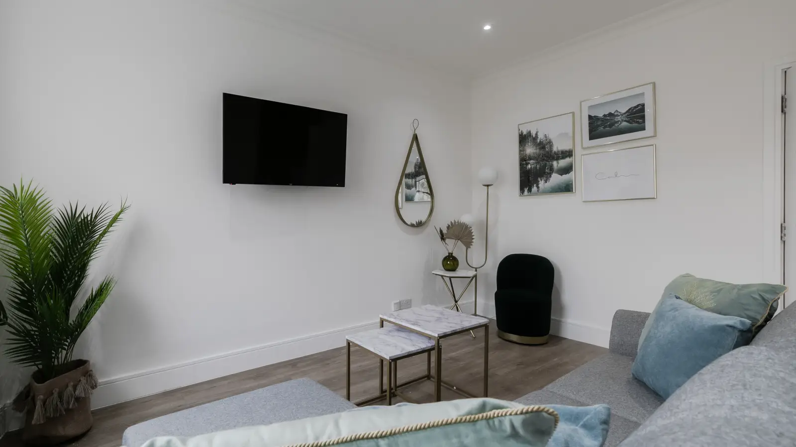 Flat Spring Street in City of Westminster
