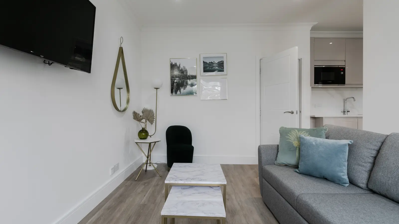 Flat Spring Street in City of Westminster