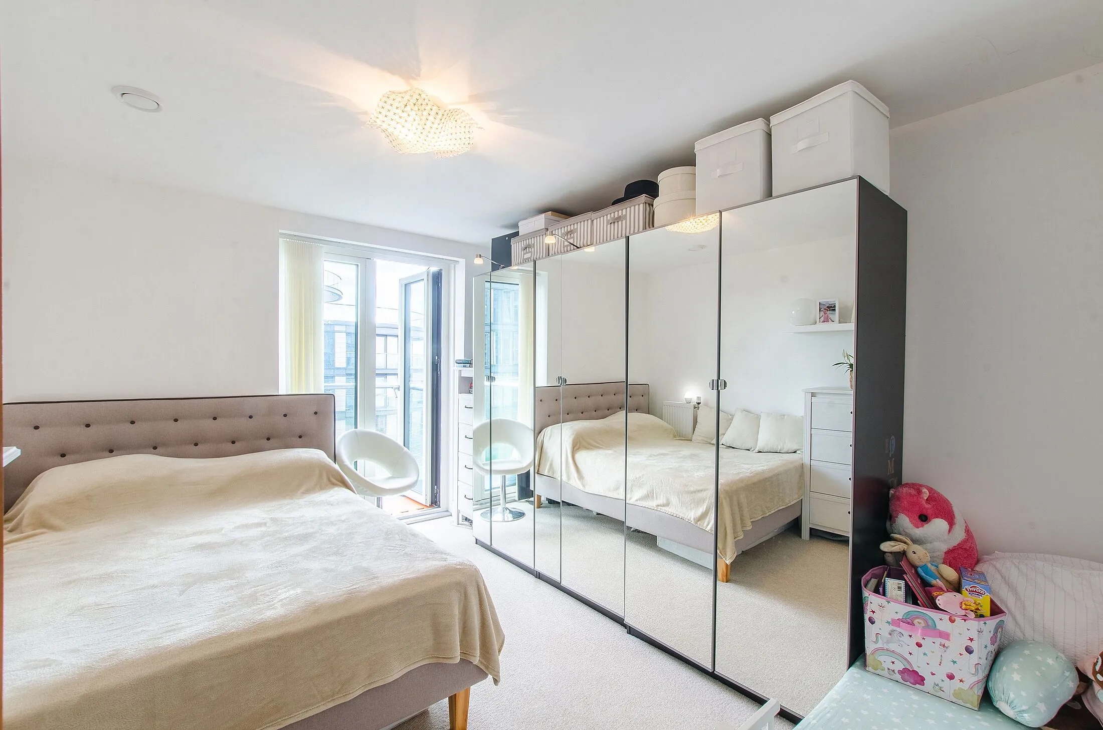 Flat Lincoln Plaza in Greater London