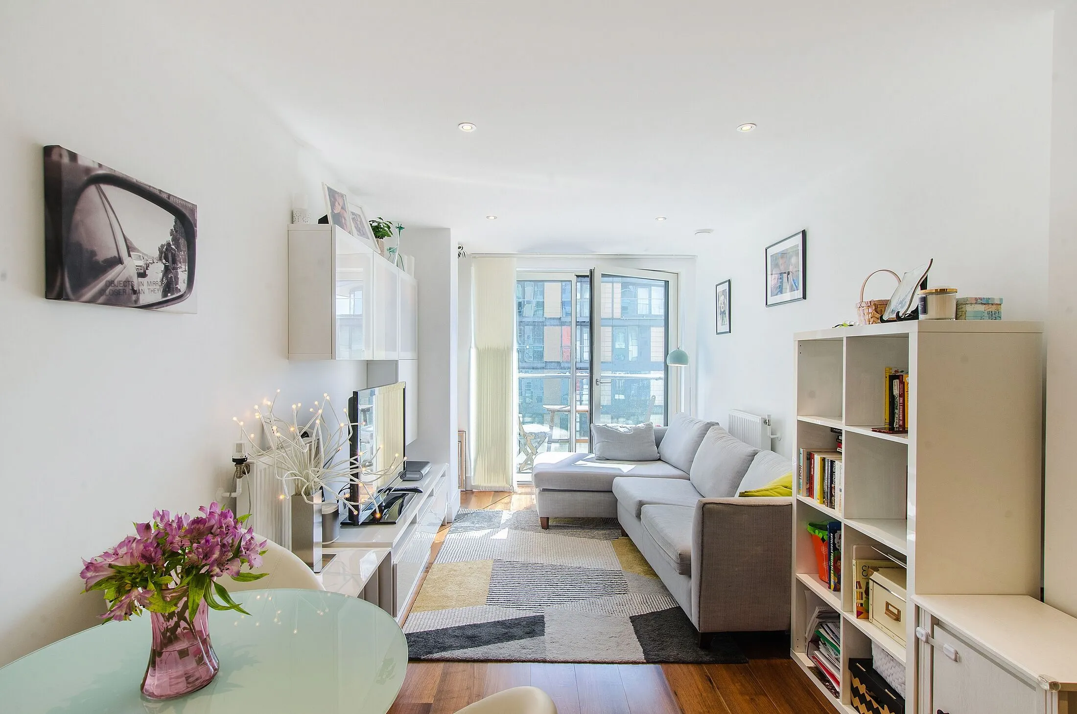 Flat Lincoln Plaza in Greater London