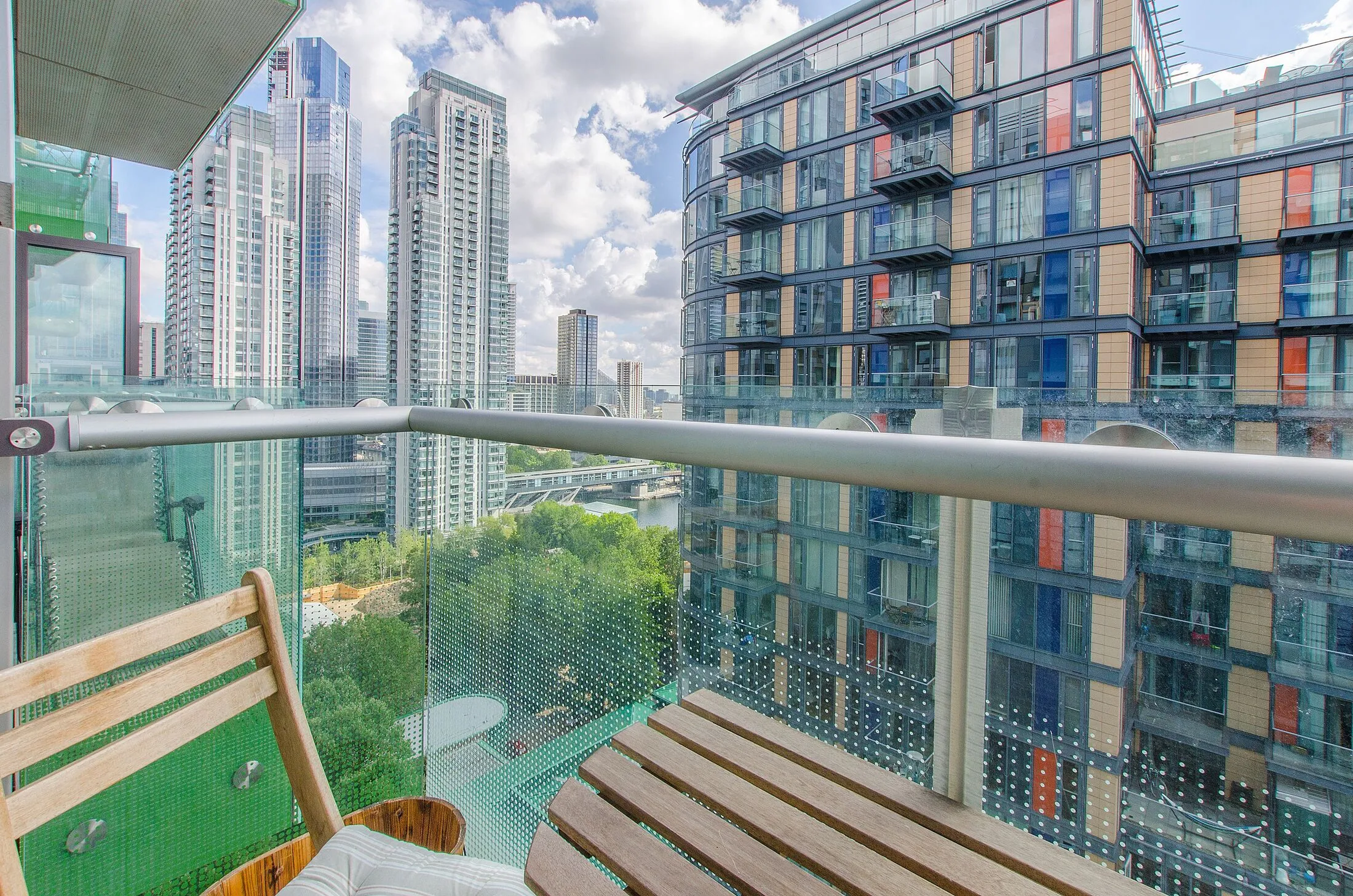 Flat Lincoln Plaza in Greater London