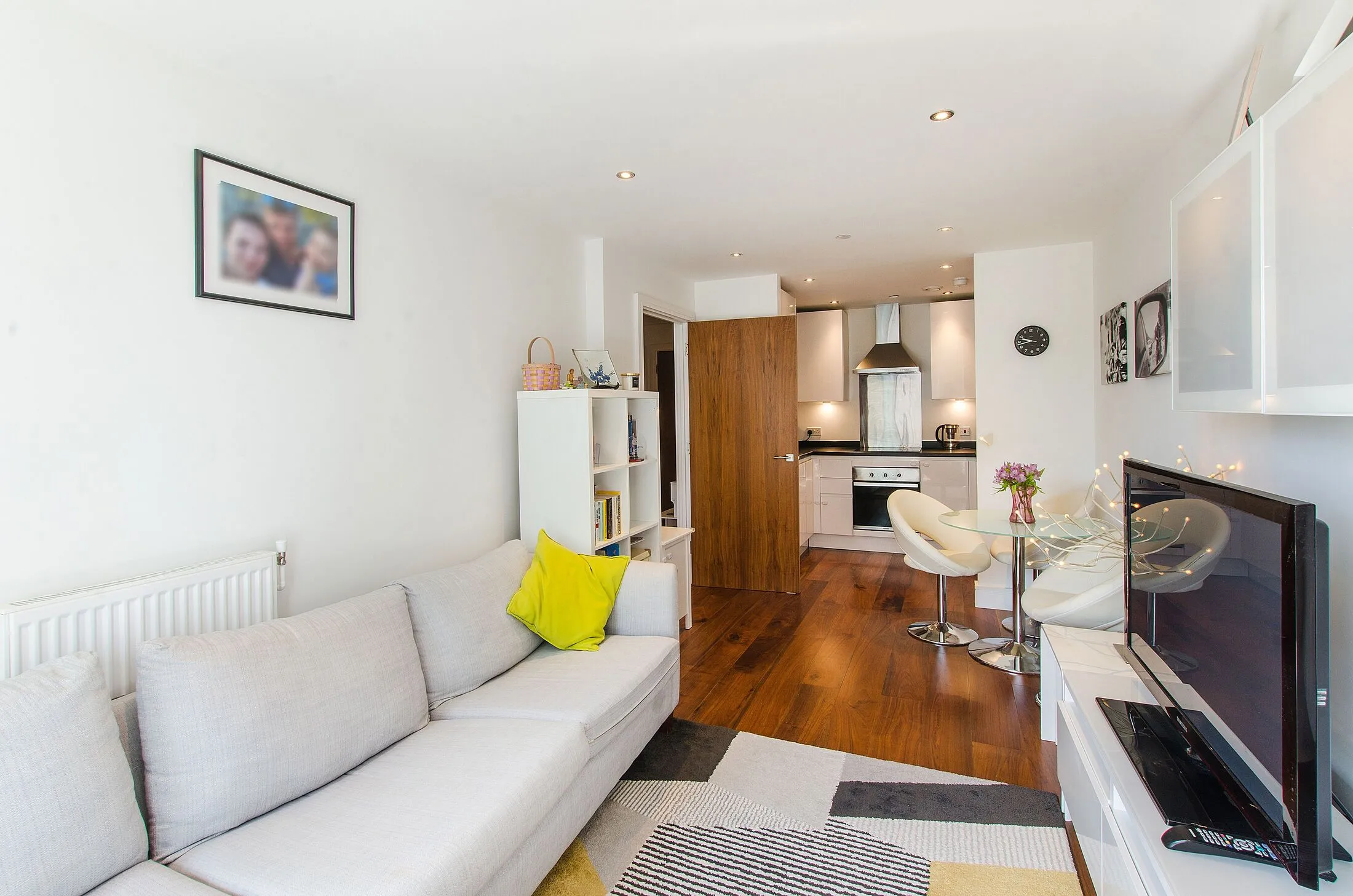 Flat Lincoln Plaza in Greater London