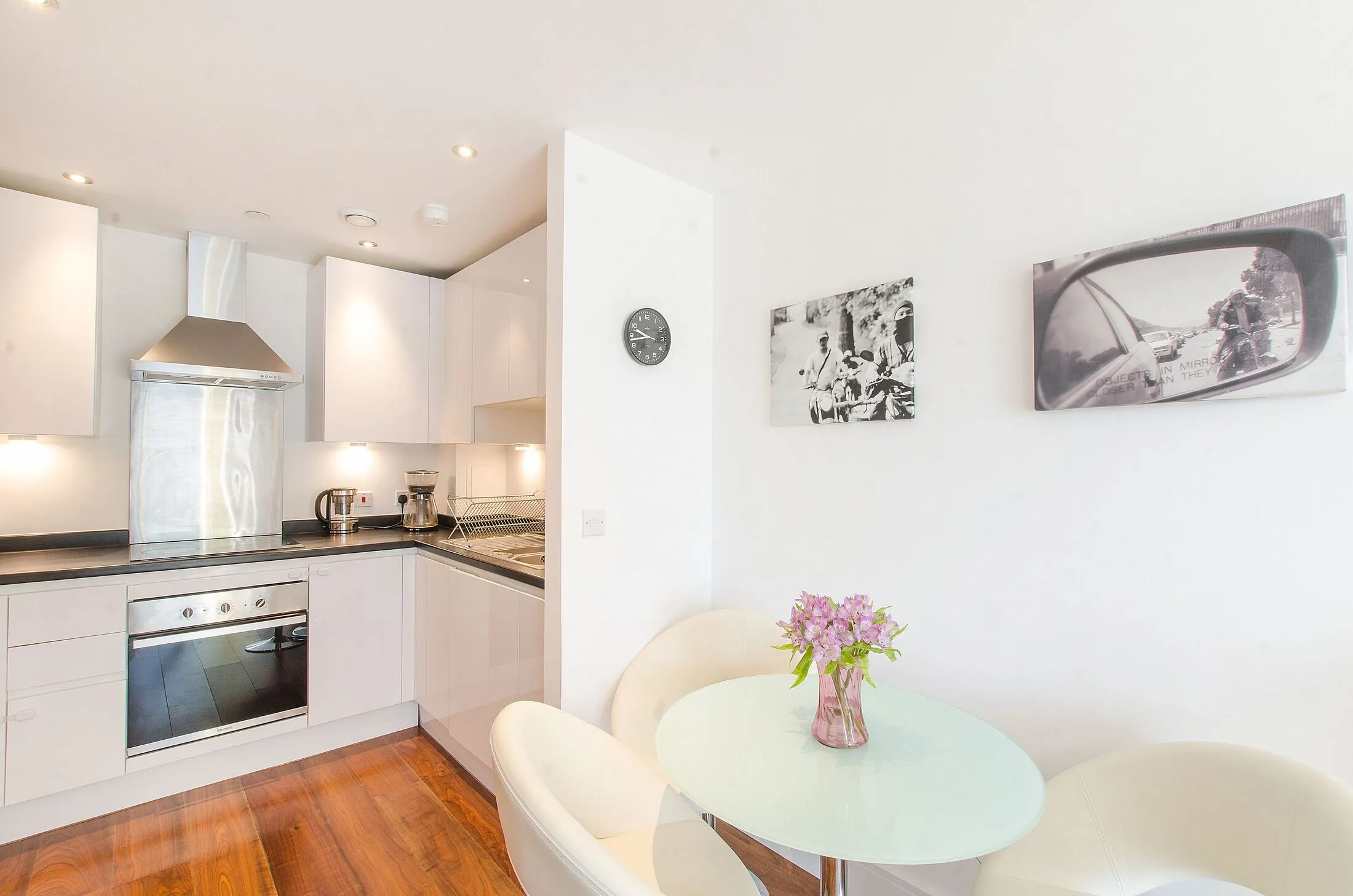 Flat Lincoln Plaza in Greater London