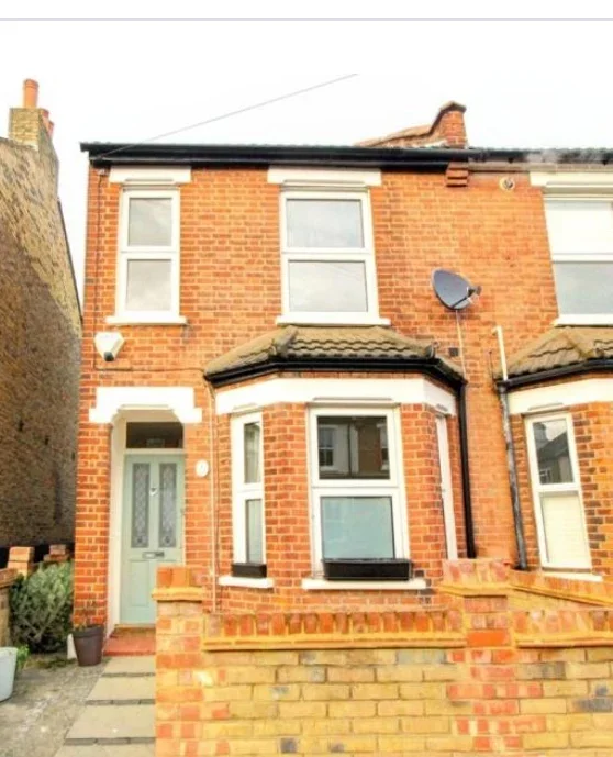 House Victoria Road in Greater London