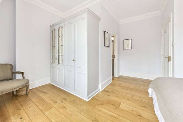 Flat Mount Street in City of Westminster