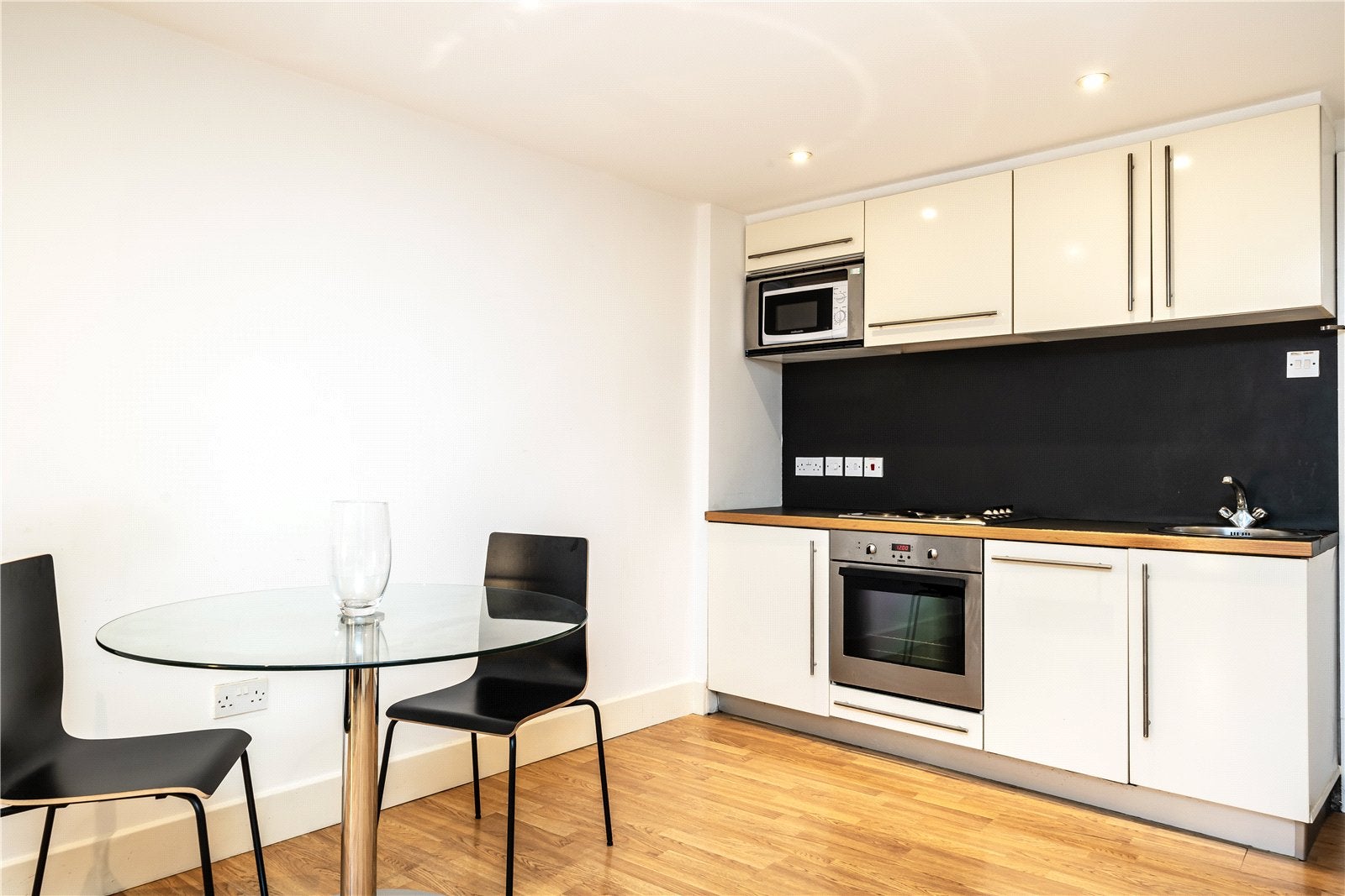 Flat Sloane Avenue in Greater London
