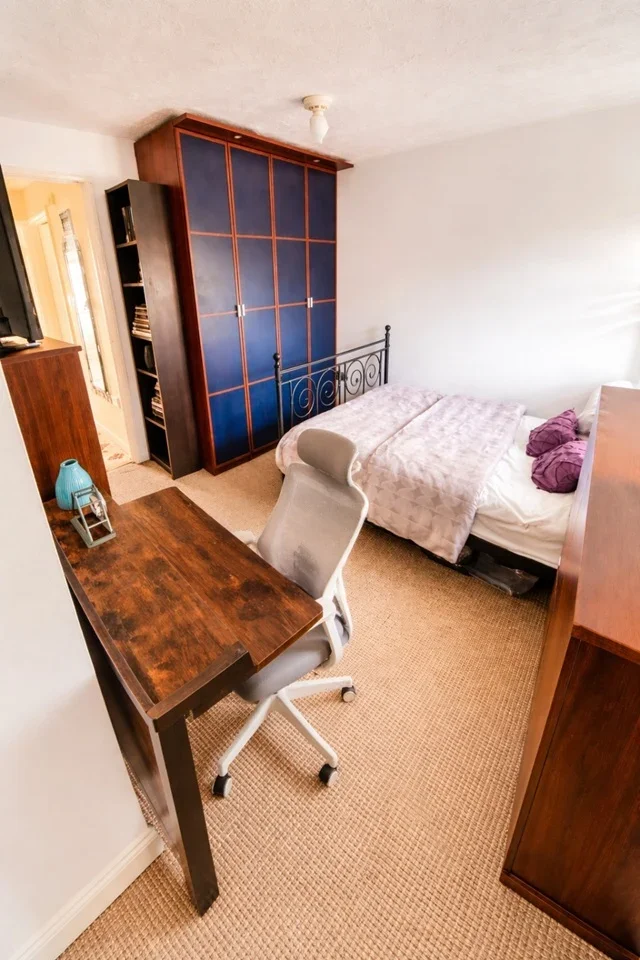 Room Exeter Road in Greater London