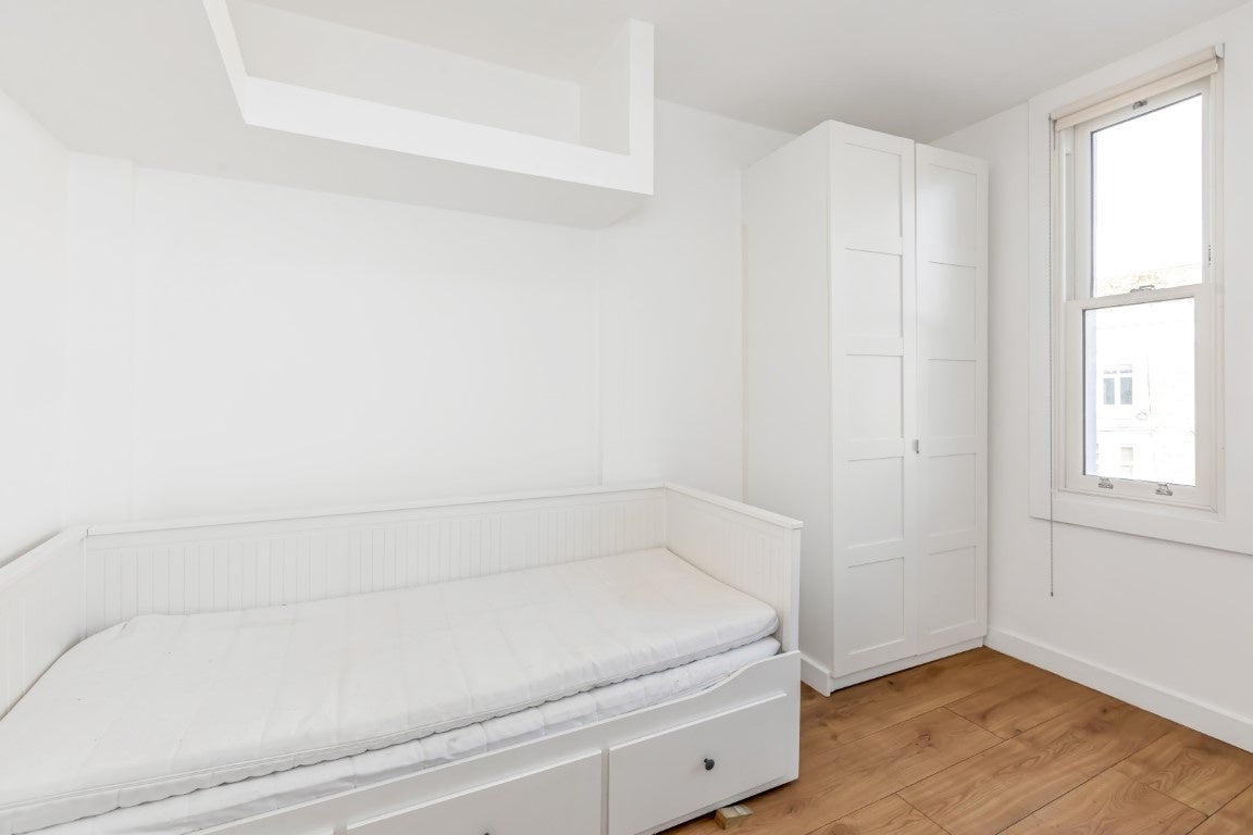 Flat Warwick Road in Greater London