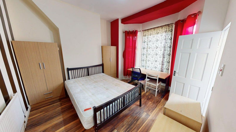 Room Kensington Avenue in Manchester
