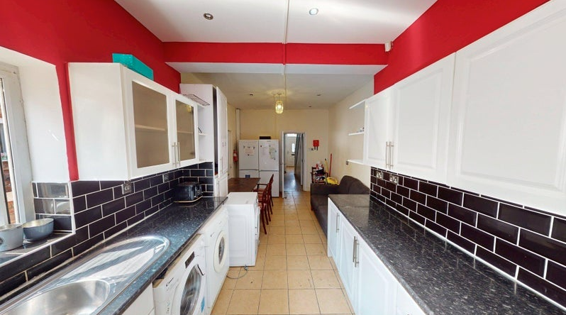 Room Kensington Avenue in Manchester