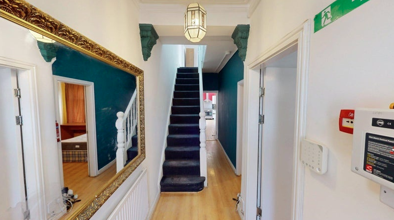 Room Kensington Avenue in Manchester