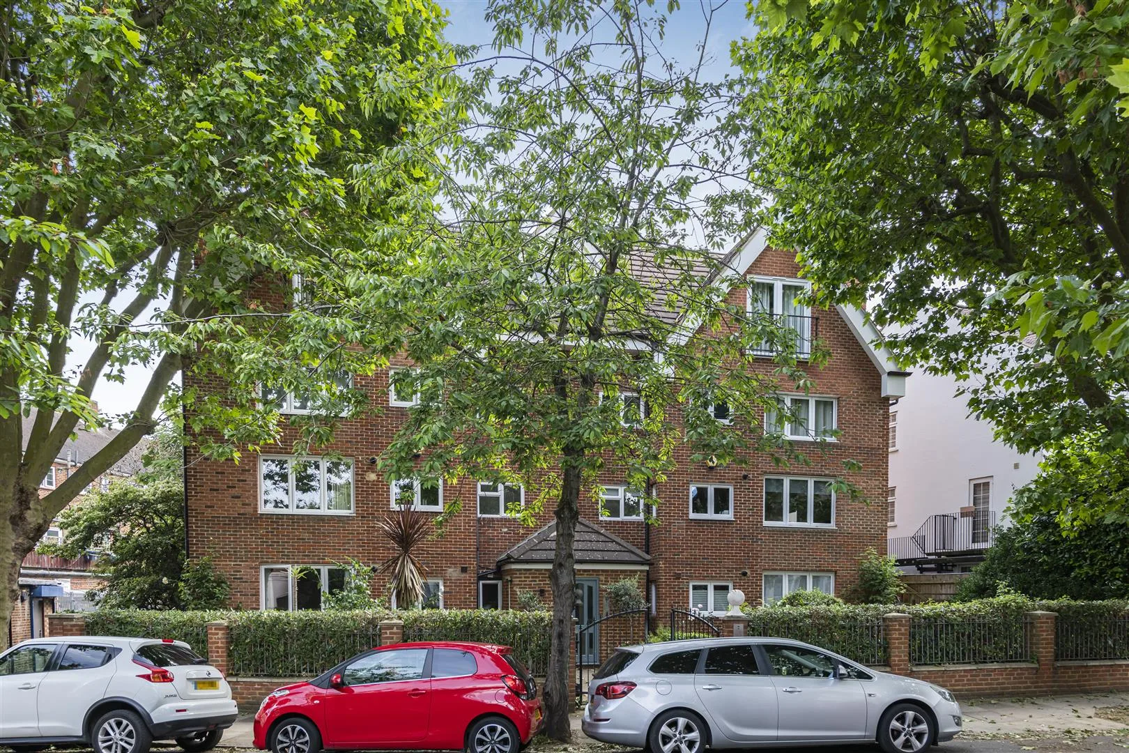 Flat Sheen Gate Gardens in Greater London