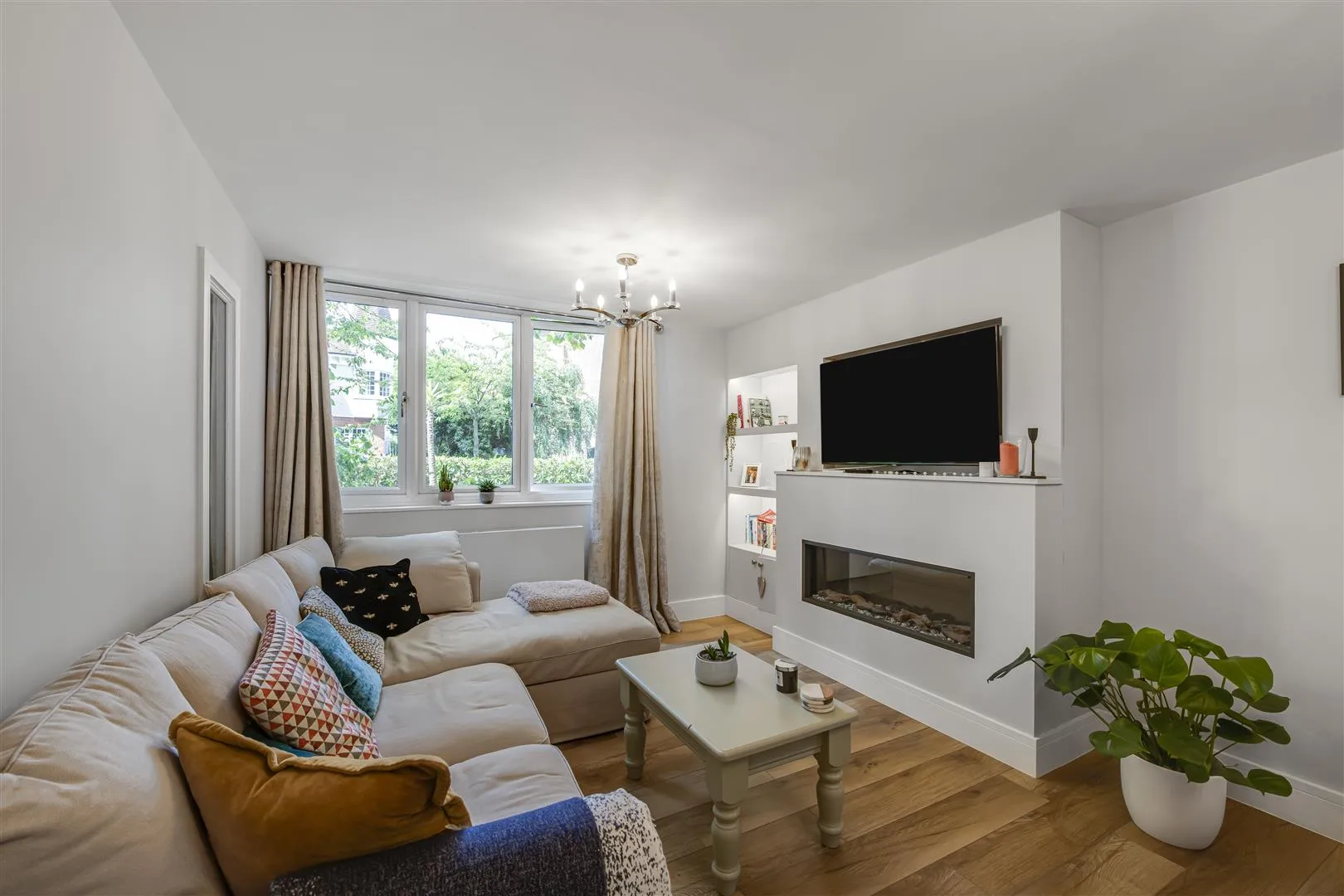 Flat Sheen Gate Gardens in Greater London