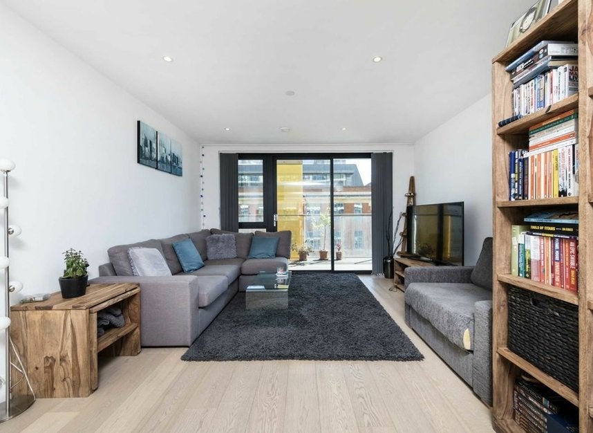 Flat Pomell Way in Greater London