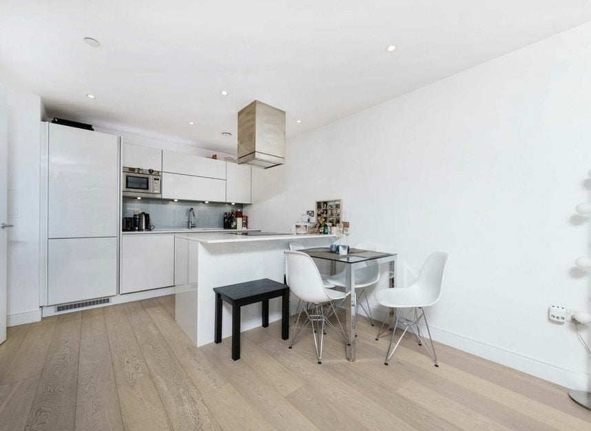 Flat Pomell Way in Greater London