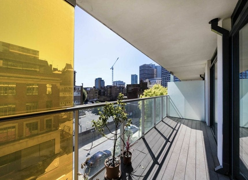 Flat Pomell Way in Greater London