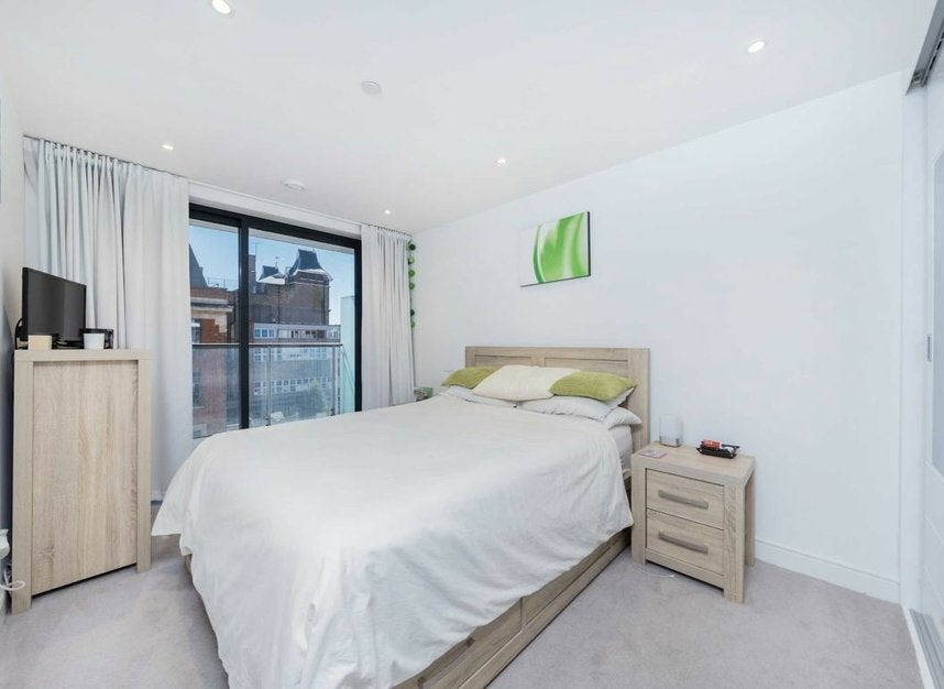 Flat Pomell Way in Greater London