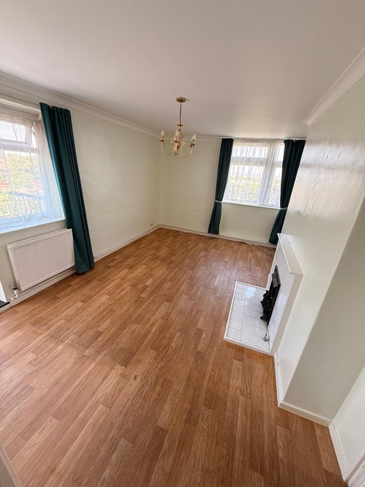 Flat Gilbourne Road in Greater London